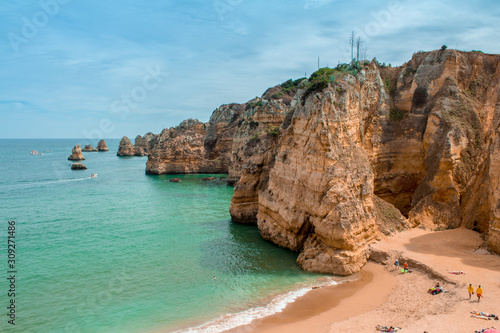 Falésias na costa sul do Algarve em Portugal