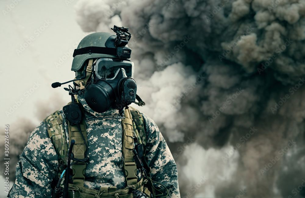 perle Træts webspindel tvetydigheden Military soldier with mask between smoke and gas in battlefield Stock-foto  | Adobe Stock