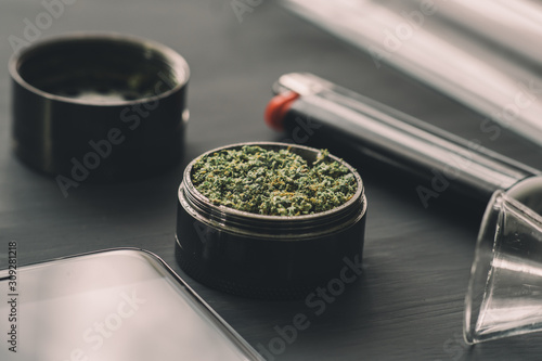 Foto marijuana weed lie on a dark background top view Flowers of cannabis
