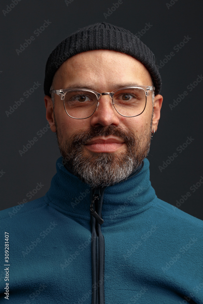 Obraz premium Portrait of a charismatic young man in a hat and glasses.