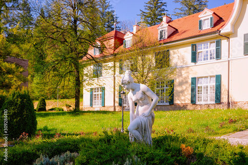 Foto Woman statue in garden at Old villa in Rogaska Slatina in Slovenia in South Styria