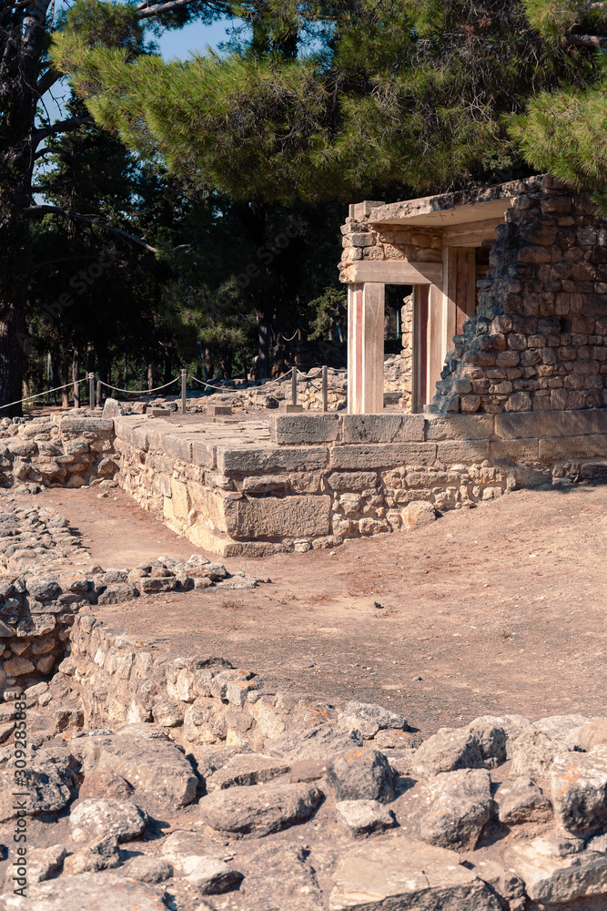 Obraz premium Casual view on the Knossos temple ruins elements in Heraklion, Greece