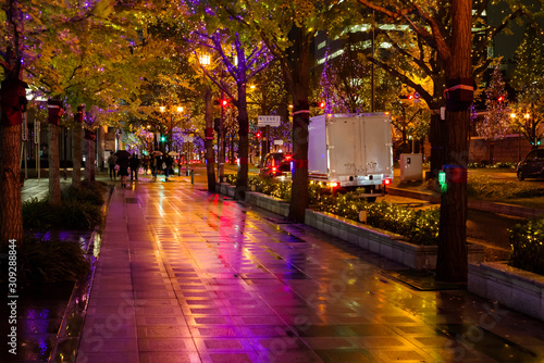 大阪の夜景・雨の御堂筋
