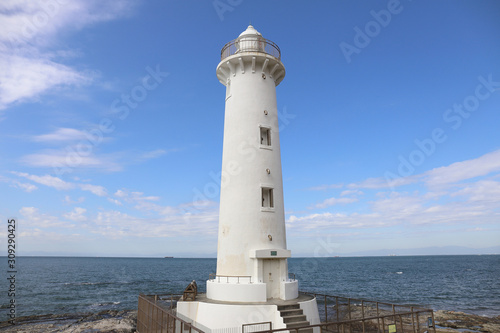 岬に立つ白い灯台