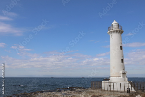 岬に立つ白い灯台