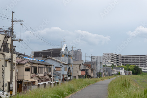 台風２１号の被害を受けた大和川沿いの住宅 © 大出正一