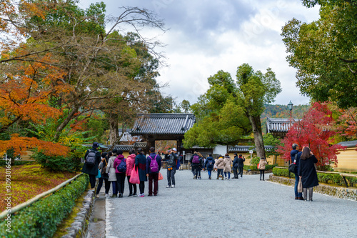 寺と紅葉と観光客