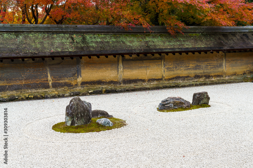 枯山水と紅葉したモミジ