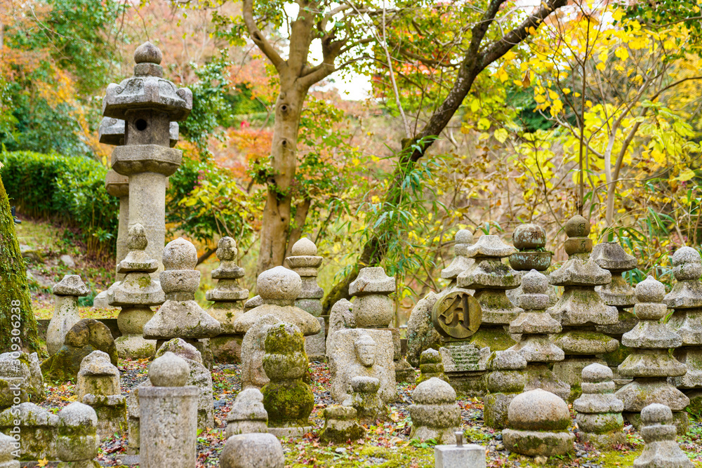 庭園の石塔