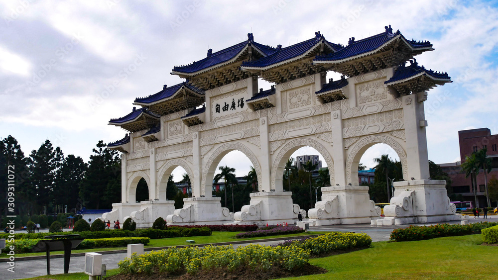 Obraz premium Front gate of Chiang Kai-Shek Memorial Hall, Taipei, Taiwan. The meaning of the Chinese text on the archway is 
