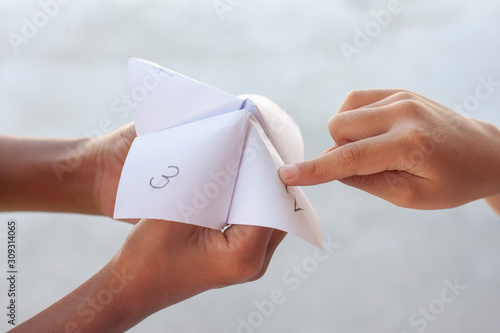 Tableau sur toile Children play fun paper fortune tellers games.