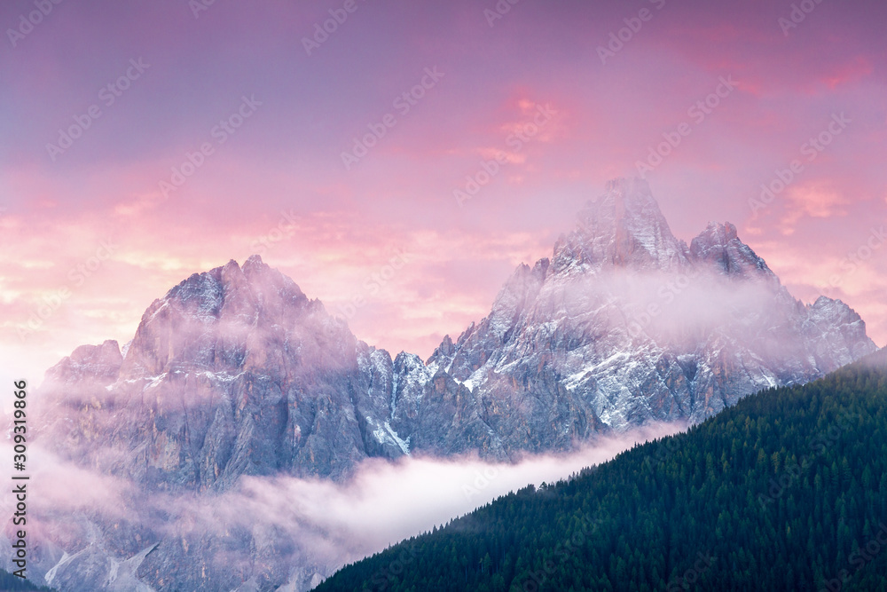 Nebliger Sonnenaufgang über der Dreischusterspitze, Dolomiten, Südtirol