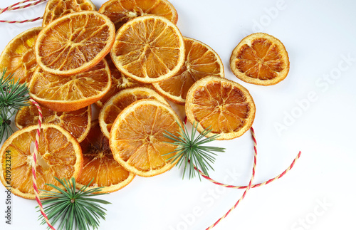 Fototapeta Naklejka Na Ścianę i Meble -  Vista superiore delle fette arancio secche su sfondo bianco. Decorazioni natalizie.