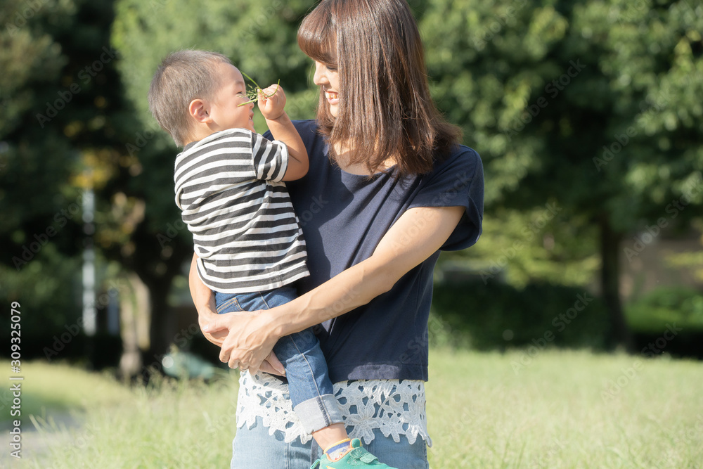 Fototapeta premium 公園での親子（2歳児）