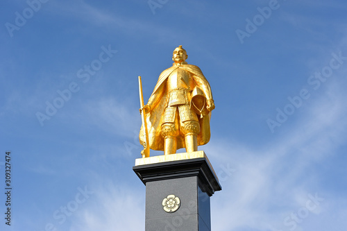 「織田信長像」岐阜駅前