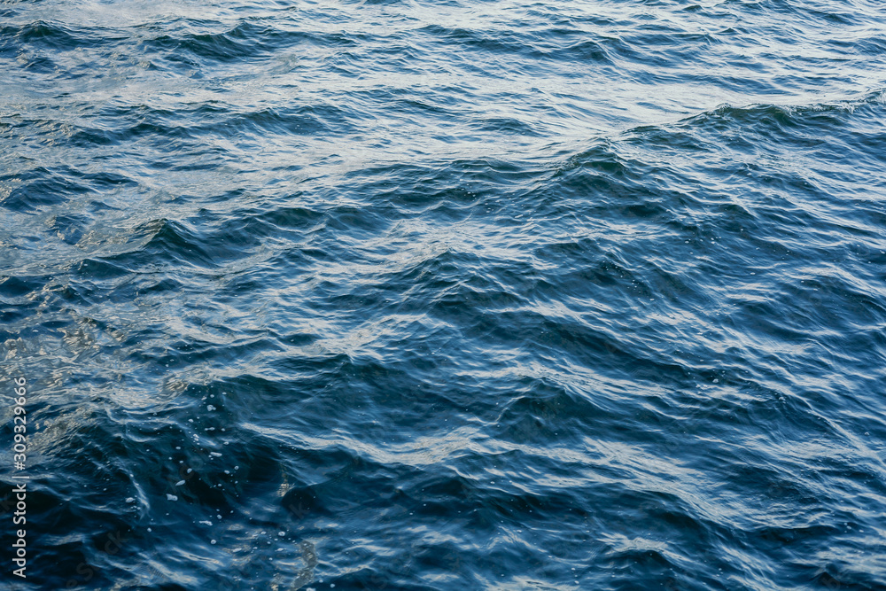 Obraz premium Waves on transparent water surface
