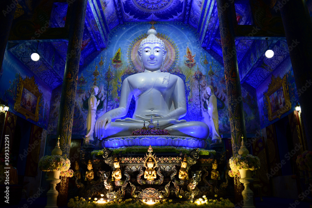 Fototapeta premium buddha in temple