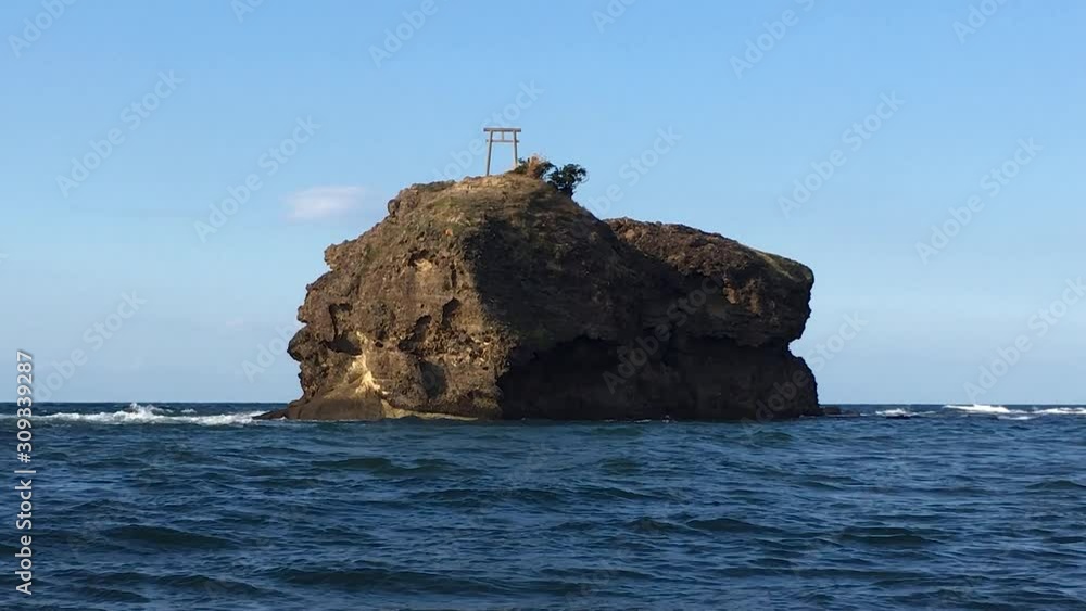 Zoom Out Shot Of Ikigino Island Off Shore Of Hakuto Beach, Tottori, Japan Zoom Out Shot Of Ikigino Island Off Shore Of Hakuto Beach, Tottori, Japan