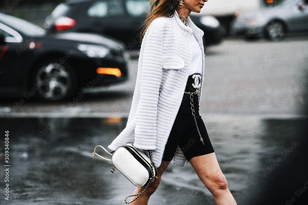 Foto de Paris, France - March 5, 2019: Street style - Chanel outfit before  a fashion show during Paris Fashion Week - PFWFW19 do Stock