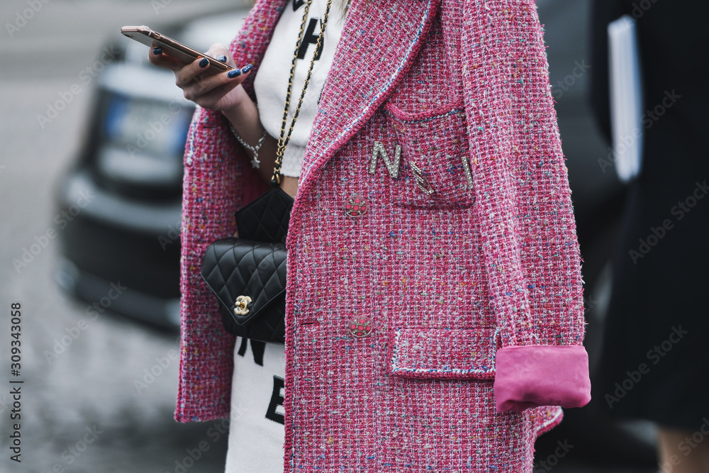 Fotka „Paris, France - March 05, 2019: Street style outfit - Chanel outfit  after a fashion show during Paris Fashion Week - PFWFW19“ ze služby Stock |  Adobe Stock