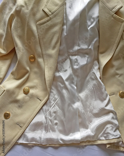 Kleidung vor wei�em Hintergrund