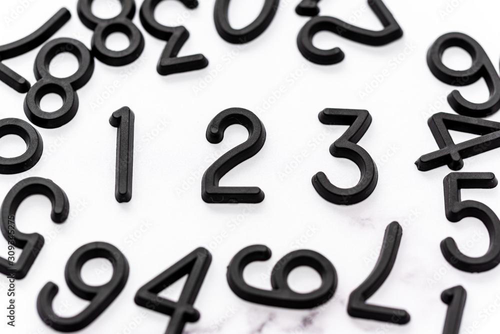 Fototapeta premium テーブルの上に散らばった数字