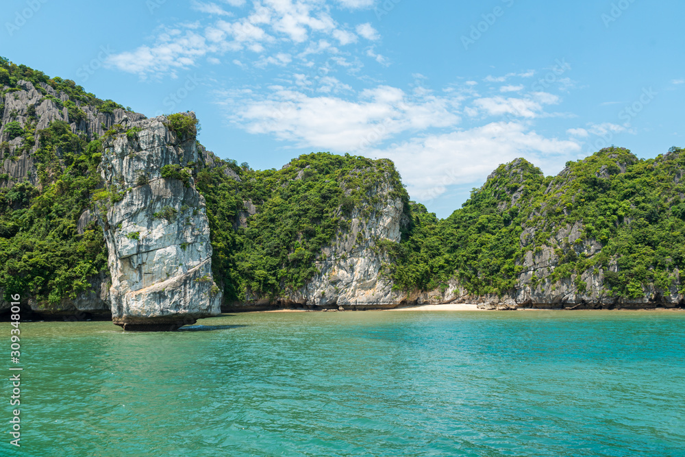 Fototapeta premium Limestone Halong bay landscape