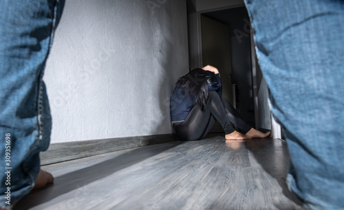 Wallpaper Mural Femme battue assise dans un couloir Torontodigital.ca