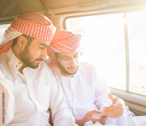 Valokuva Arab young men traveling