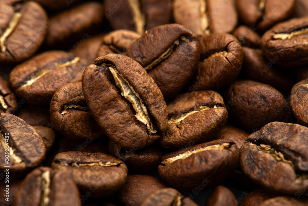 Naklejka premium Coffee beans close-up background. Fresh roasted