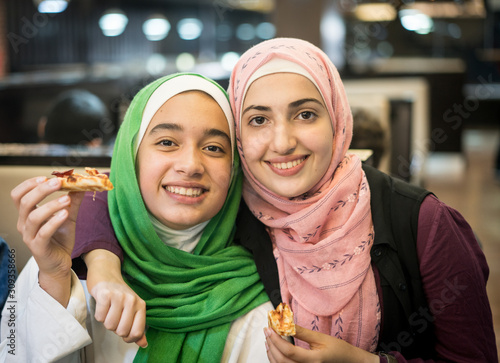 Photography Muslim girls at restaurant waiting for iftar