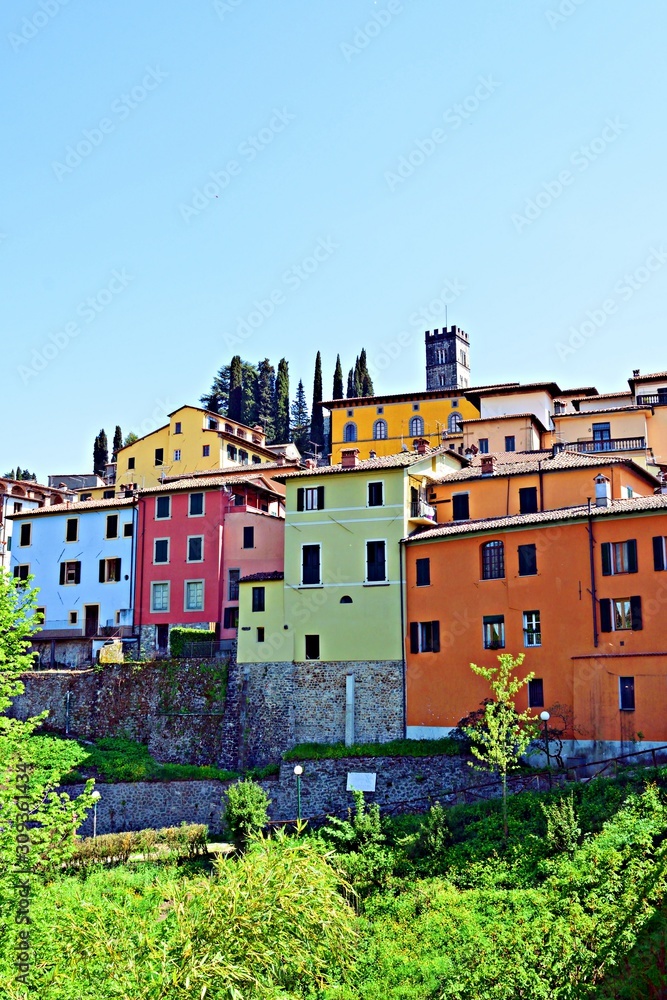 paesaggio urbano della città italiana di Barga in provincia di Lucca nella regione della Garfagnana in Toscana. Il borgo di origini medievali è una delle città più belle d'Italia