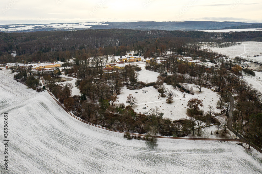 Winterliches Schloss Belvedere mit Orangerie und Parkanlage Weimar aus der Luft