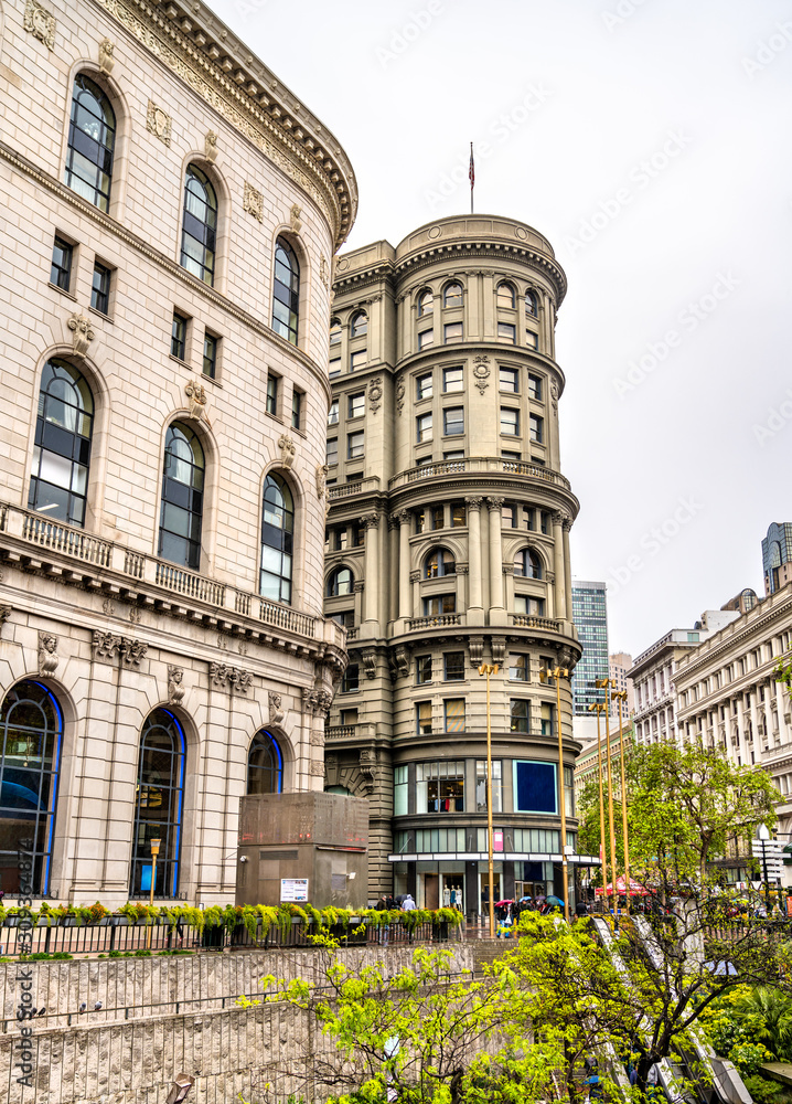 Obraz premium Buildings at Hallidie Plaza in San Francisco, California