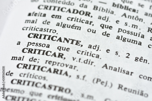 A palavra Criticante impressa num dicionário photo