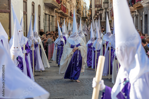 procesiones de semana santa en las calles de Cádiz penitentes del nazareno del amor © Sharonie.com