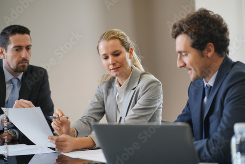 Billede på lærred Business people negotiating commercial contract