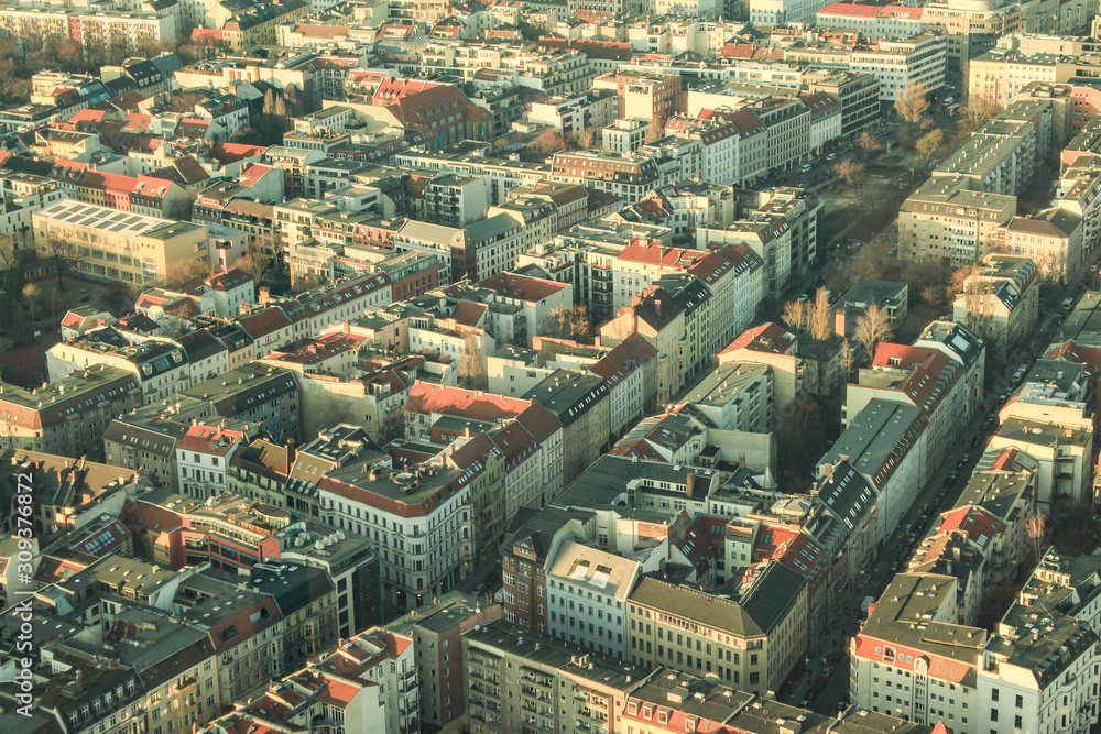 Typisch Berliner Altbaukiez; Blick vom Fernsehturm zum Scheunenviertel