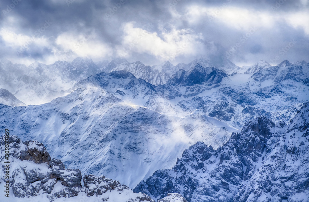 Obraz premium Blick von der Zugspitze auf die Tiroler Alpen
