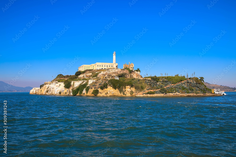 Alcatraz-Gefängnisinsel in San Francisco Bay mit einem schönen blauen Himmel