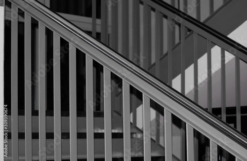 Geländer in einem Treppenhaus; alles ist in Grautönen gehalten