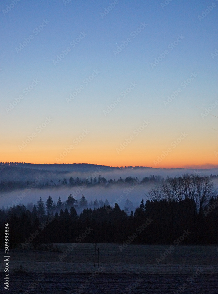 Morgenrot bei wolkenlosem Himmel über Talnebeln im Schwarzwald Morgenrot bei wolkenlosem Himmel über Talnebeln im Schwarzwald