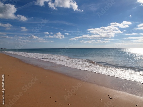 Beautiful long beach in Albufeira in Portugal © Stimmungsbilder1