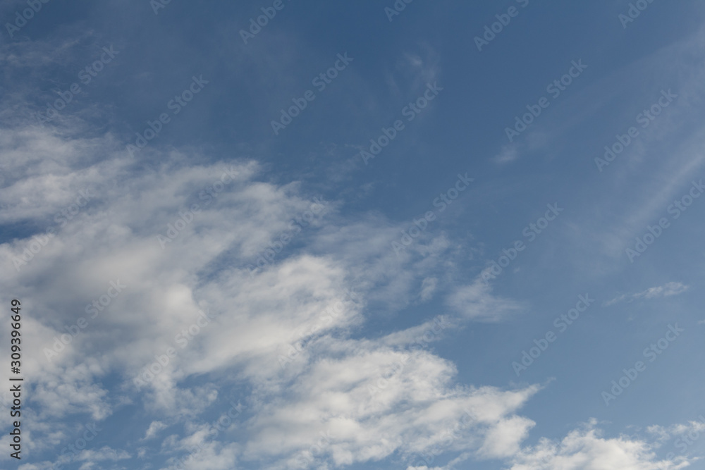 Himmel. Blauer Himmel, hellblau mit weißen Wolken