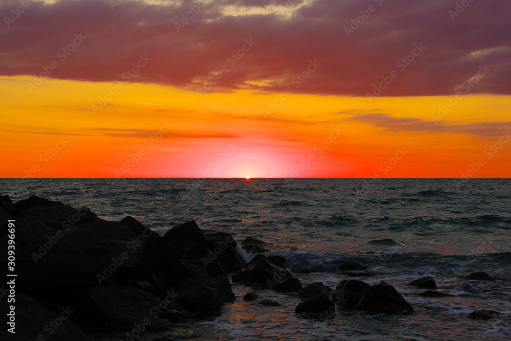 Obraz premium Sunrise over the ocean