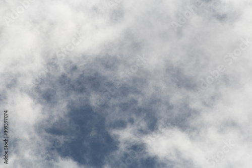 Himmel. Blauer Himmel, hellblau mit weißen Wolken, cumulus wolken