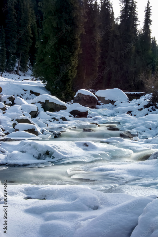 Fototapeta premium アルティンアラシャンの冬の川