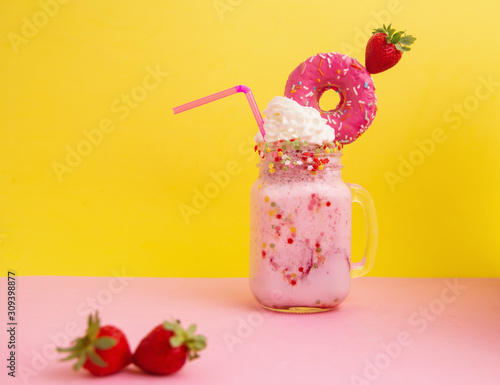 Obraz na płótnie Delicious dessert strawberry smoothie with pink bagel and cream w salonie
