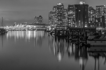 Tuinposter Zwart wit Skyline Vancouver bij nacht zwart-wit  © Matthew