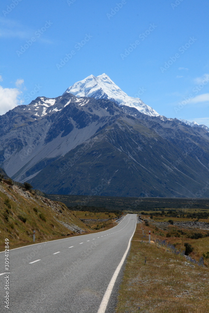 Naklejka premium Panoramic view of Aoraki Mount Cook the highest mountain in New Zealand in the Southern Alps, the mountain range which runs the length of the South Island.
